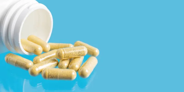 Sárga Kurkuma Terápiás Kapszula Gyógynövény Vitamin Tabletták Vagy Gyógyszerek Kék — Stock Fotó