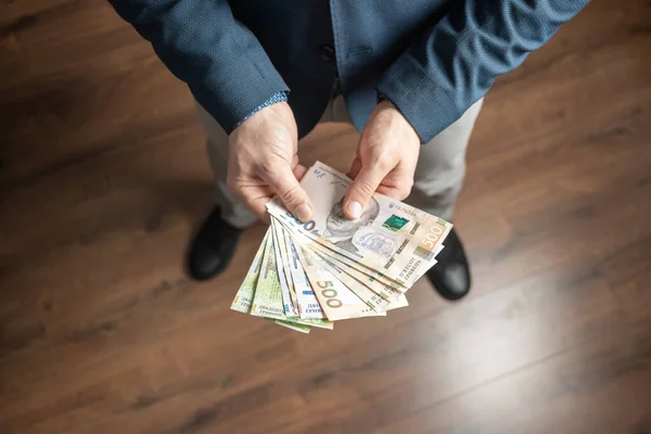Hombre Bien Vestido Sosteniendo Billetes Ucranianos Papel Moneda Hryvnia — Foto de Stock