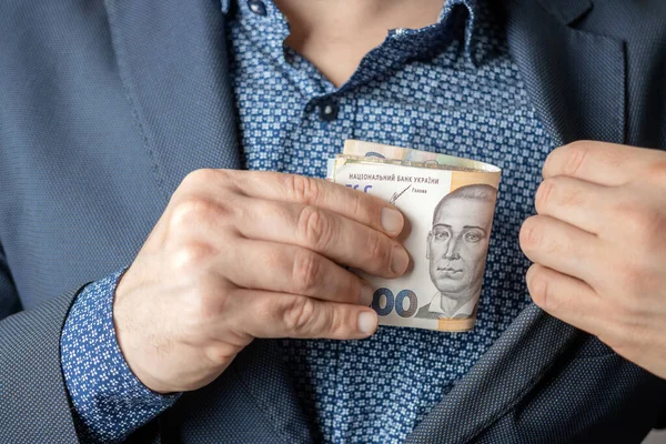 Hombre Bien Vestido Poniendo Bolsillo Chaqueta Papel Moneda Ucraniana Billetes — Foto de Stock