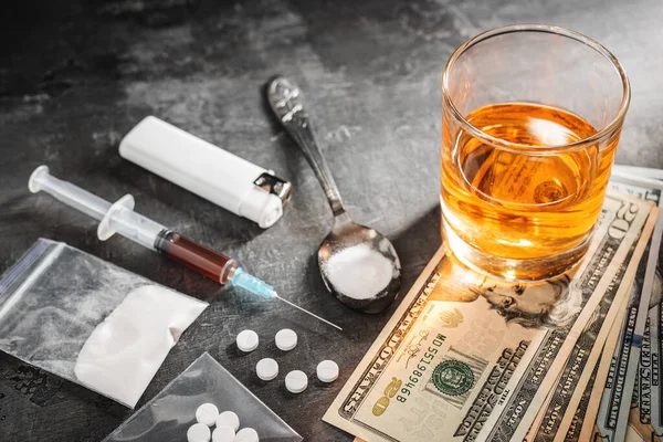 Alkoholdryck Ett Glas Spruta Med Dos Droger Vita Piller Genomskinlig — Stockfoto