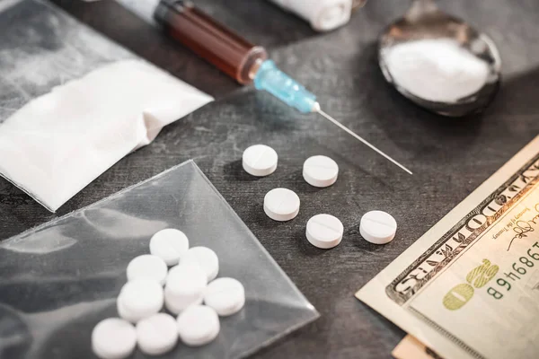 Білі Таблетки Шприц Дозою Наркотиків Наркотичний Порошок Ложці Готівкою Доларах — стокове фото