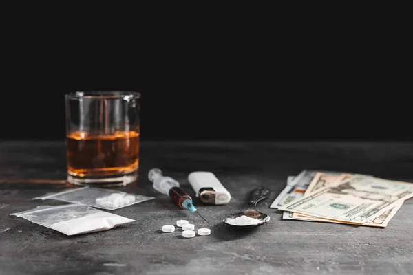 Bardakta Alkol Içinde Bir Doz Uyuşturucu Olan Şırınga Şeffaf Bir — Stok fotoğraf