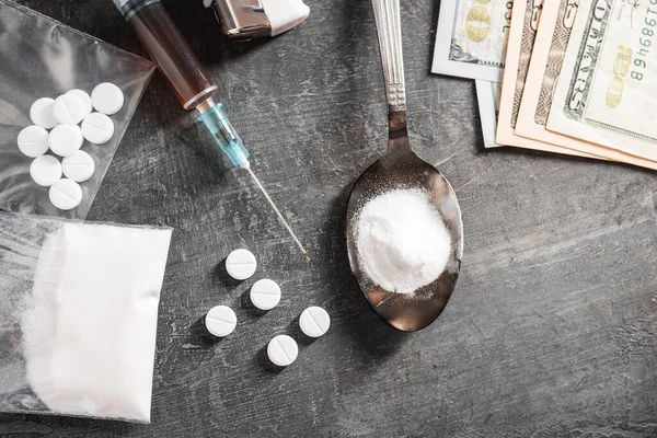 Білі Таблетки Шприц Дозою Наркотиків Наркотичний Порошок Ложці Готівкою Доларах — стокове фото