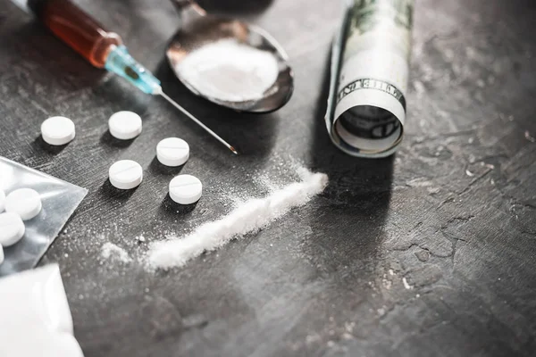 Linea Narcotici Polvere Bianca Pillole Bianche Siringa Con Una Dose — Foto Stock