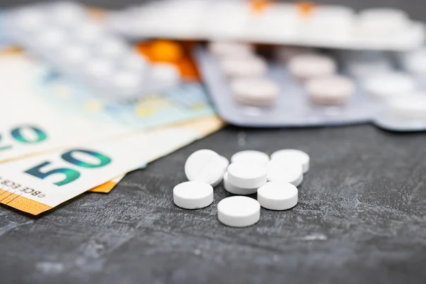 Белые Круглые Таблетки Блистерные Упаковки Таблетками Антибиотики Обезболивающие Лекарства Деньги — стоковое фото