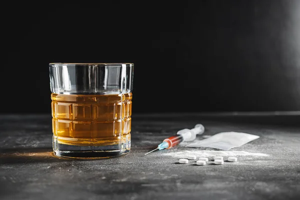 Ποτό Αλκοόλ Ποτήρι Σύριγγα Δόση Φαρμάκων Λευκά Χάπια Και Σκόνη — Φωτογραφία Αρχείου