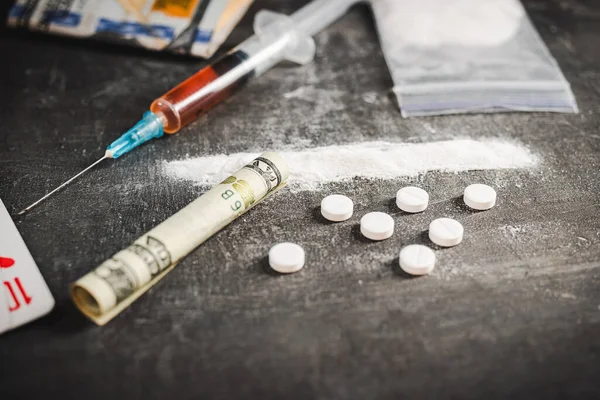 Шприц Дозою Наркотиків Білими Таблетками Порошковою Наркотиками Гральними Картками Гри — стокове фото