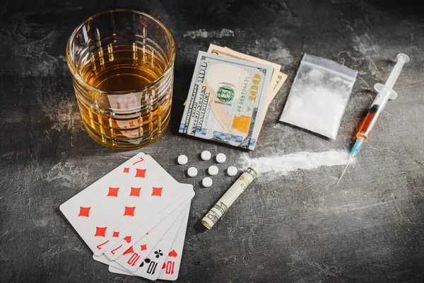 Bevanda Alcolica Bicchiere Carte Gioco Poker Siringa Con Una Dose — Foto Stock