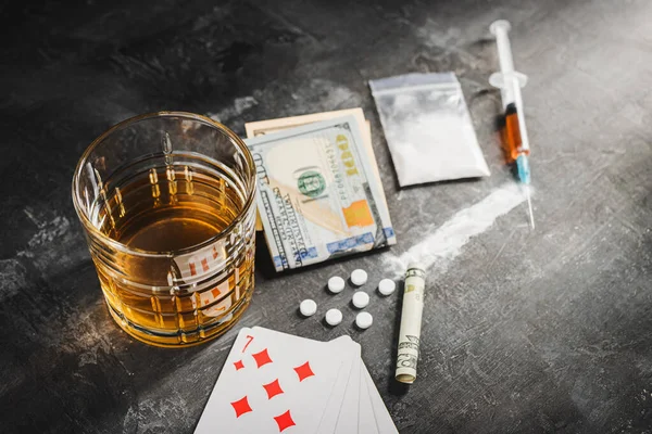 Алкогольний Напій Склянці Гральні Карти Гри Покер Шприц Дозою Наркотиків — стокове фото