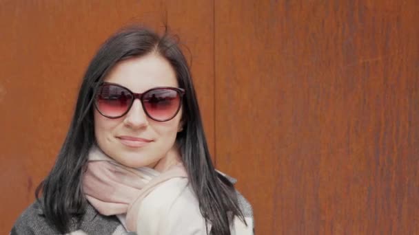 Attraktive Und Sympathische Junge Frau Mit Sonnenbrille Trinkt Kaffee Einer — Stockvideo