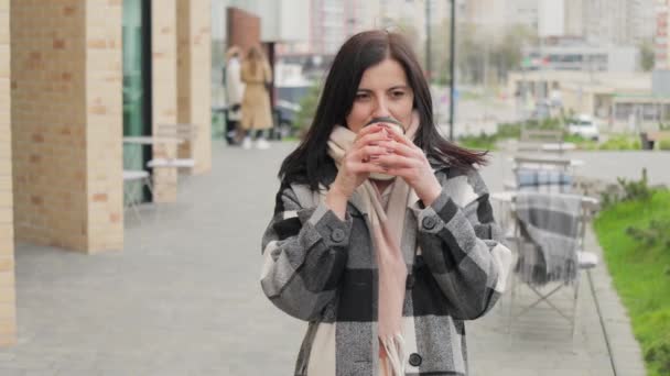 Vonzó Kellemes Fiatal Mosolyog Kávét Iszik Papírpohárból Város Utcájában — Stock videók