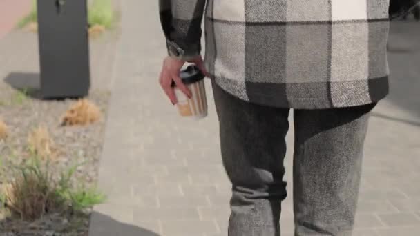 Kobieta Ulicy Miasta Rzuca Pusty Papierowy Kubek Śmietnika Wypiciu Kawy — Wideo stockowe