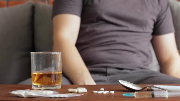 Závislý Muž Sedí Pohovce Pije Alkohol Sklenice Bere Drogy Prášky — Stock video