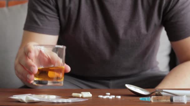 Homem Viciado Sentado Sofá Bebendo Álcool Copo Tomando Drogas Pílulas — Vídeo de Stock