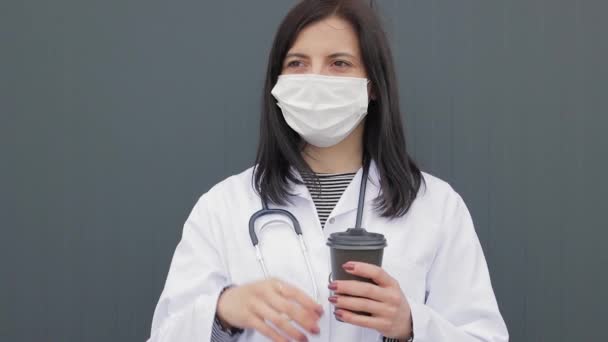 Bir Hastanenin Arka Bahçesinde Kahve Içen Tıbbi Maske Takmış Beyaz — Stok video