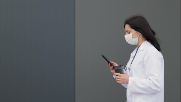 Ung Kvinnlig Läkare Medicinsk Mask Och Vit Rock Med Stetoskop — Stockvideo