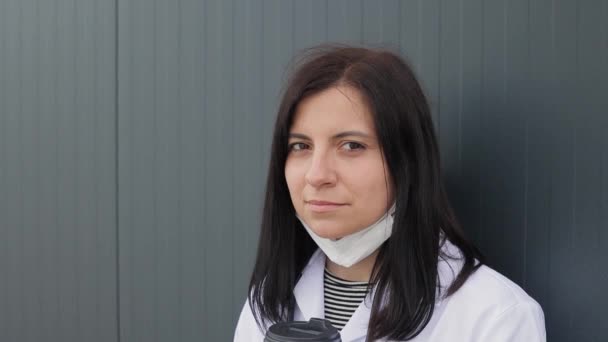 Retrato Atractiva Doctora Joven Con Máscara Médica Bata Blanca Con — Vídeo de stock