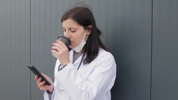 Ritratto Giovane Dottoressa Sorridente Maschera Medica Cappotto Bianco Con Stetoscopio — Video Stock