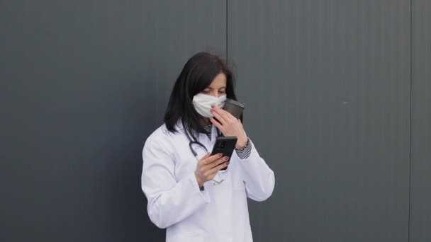 Tıbbi Maskeli Steteskoplu Beyaz Önlüklü Genç Bayan Doktor Portresi Hastanenin — Stok video