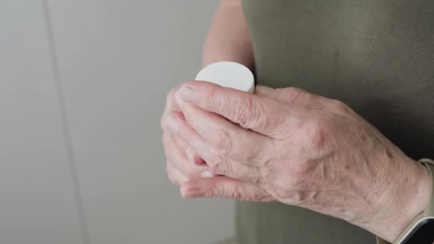 老年妇女服用药物 装瓶并将白色止痛药 用于治疗的胶囊 抗生素或维生素注入老的皱纹手部 保健和医药概念 — 图库视频影像