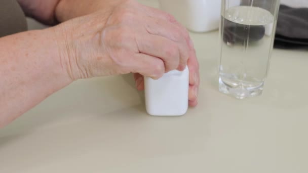 Oudere Volwassen Vrouw Die Medicijnen Inneemt Fles Vasthoudt Witte Pijnstillers — Stockvideo