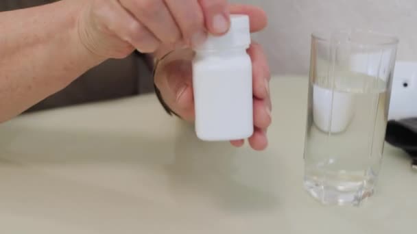 老年妇女服用药物 装瓶并将白色止痛药 用于治疗的胶囊 抗生素或维生素注入老的皱纹手部 保健和医药概念 — 图库视频影像
