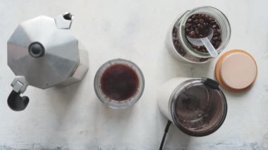 Taze demlenmiş sıcak kahve bardakta, üst tarafta, yavaş çekimde.
