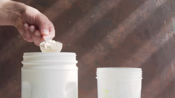Αρσενικό Χέρι Βάζει Σέσουλα Λευκό Ορό Γάλακτος Σκόνη Πρωτεΐνης Σόγιας — Αρχείο Βίντεο