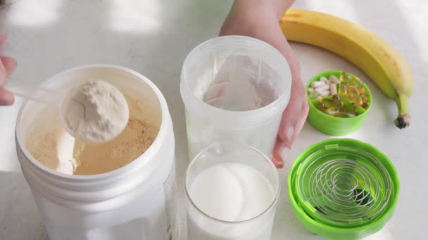 Αρσενικό Χέρι Βάζει Σέσουλα Λευκό Ορό Γάλακτος Σκόνη Πρωτεΐνης Σόγιας — Αρχείο Βίντεο