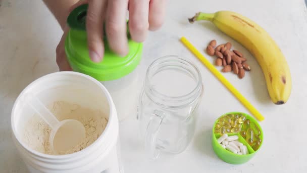 Man Hand Hälla Protein Mjölk Banan Smoothie Dryck Från Shaker — Stockvideo