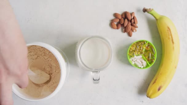 Erkek Kepçeyi Beyaz Sütle Soya Proteini Tozuyla Sütle Bardağa Koyar — Stok video