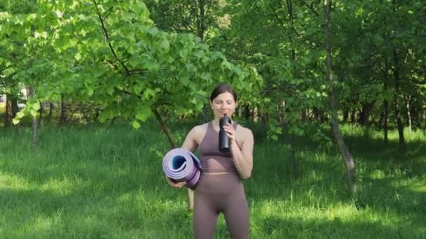 Spor Yoga Minderli Çekici Atletik Kadın Sabah Antrenmanından Sonra Şişeden — Stok video