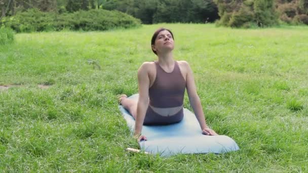 Junge Attraktive Sportliche Frau Praktiziert Yoga Freien Macht Nach Oben — Stockvideo