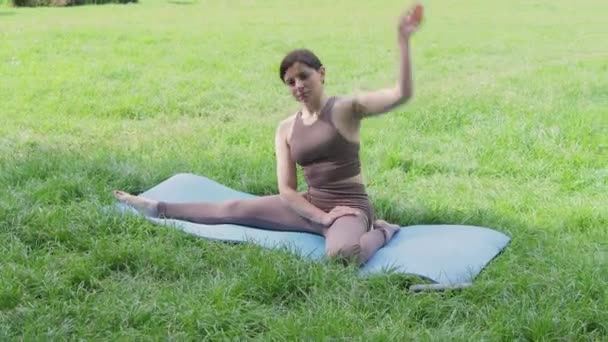 Mujer Deportiva Atractiva Joven Que Practica Estiramiento Yoga Aire Libre — Vídeos de Stock