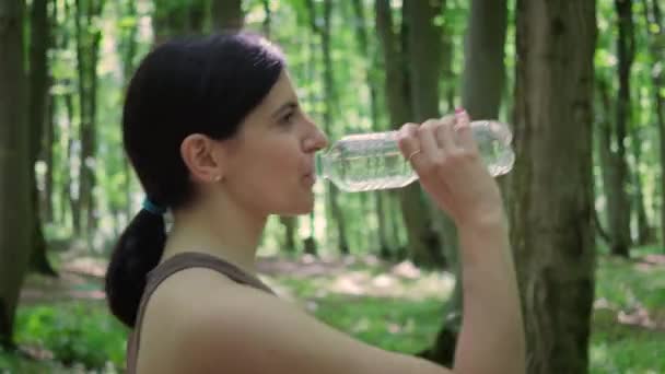 Mulher Esportiva Atraente Bebendo Água Uma Garrafa Andando Livre Parque — Vídeo de Stock