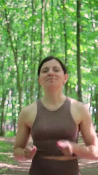 Mulher Esportiva Atraente Correndo Livre Parque Verão Feminino Correndo Floresta — Vídeo de Stock