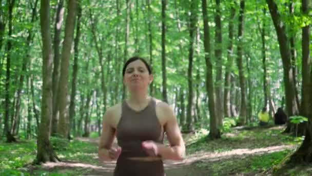 Vonzó Sportos Kocog Szabadban Egy Nyári Parkban Fut Reggeli Erdőben — Stock videók