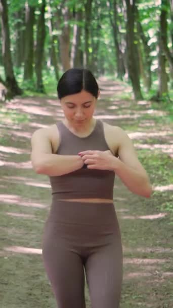 Atractiva Mujer Deportiva Corriendo Aire Libre Parque Verano Comprobando Pulso — Vídeos de Stock