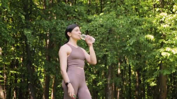 Приваблива Спортивна Жінка Воду Пляшки Відкритому Повітрі Літньому Парку Після — стокове відео