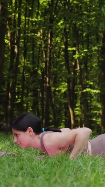 Молодая Привлекательная Спортивная Женщина Практикует Йогу Открытом Воздухе Делая Вертикальную — стоковое видео