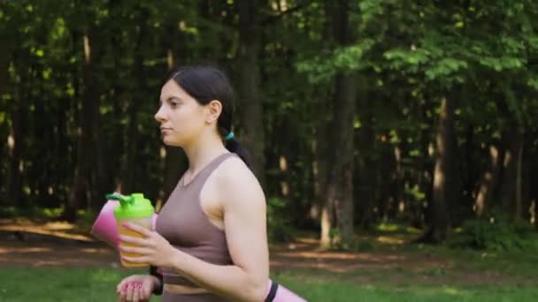 Aantrekkelijke Atletische Vrouw Met Yoga Mat Drinken Sportvoeding Met Bcaa — Stockvideo