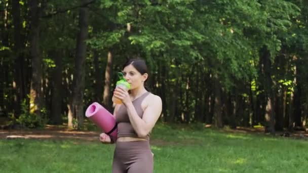 Ελκυστική Αθλητική Γυναίκα Στρώμα Γιόγκα Πίνοντας Αθλητική Διατροφή Bcaa Αμινοξέα — Αρχείο Βίντεο