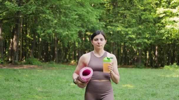 Αθλητική Γυναίκα Στρώμα Γιόγκα Πίνοντας Αθλητική Διατροφή Bcaa Αμινοξέα Και — Αρχείο Βίντεο