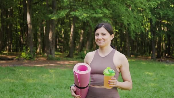 Αθλητική Γυναίκα Στρώμα Γιόγκα Χαμογελώντας Και Πίνοντας Αθλητική Διατροφή Bcaa — Αρχείο Βίντεο