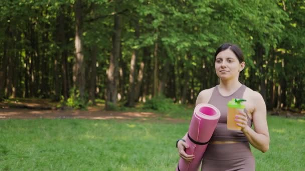 Sporty Woman Yoga Mat Drinking Sport Nutrition Bcaa Amino Acids — Stock Video