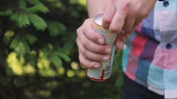 Erkek Dışarıda Soda Limonata Enerji Içeceği Ile Alüminyum Kutu Açıyor — Stok video