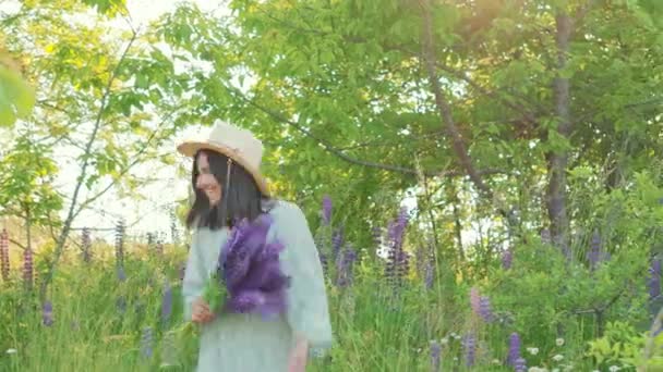 Gülümseyen Elbiseli Şapkalı Elinde Buket Lupin Çiçekleri Olan Güneşli Bir — Stok video