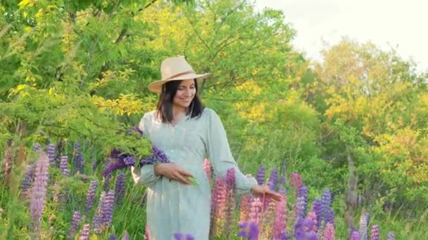 Uma Jovem Mulher Atraente Sorridente Vestido Chapéu Com Flores Lupin — Vídeo de Stock