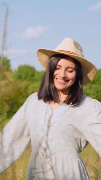 Sorridente Atraente Jovem Mulher Adulta Vestido Chapéu Divertir Campo Selvagem — Vídeo de Stock