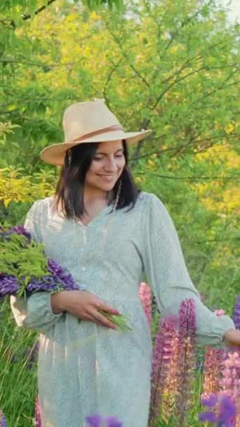 Eine Lächelnde Attraktive Junge Frau Einem Kleid Und Einem Hut — Stockvideo